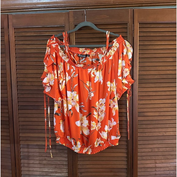 Cute off shoulder top - Picture 1 of 5